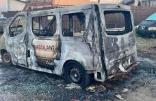 Incendiu violent pe o stradă din Botoșani. O ambulanță privată a ars și trei autoturisme au fost afectate parțial - FOTO