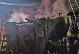Pompierii botoșăneni au intervenit pentru a stinge un incendiu violent, de la o casă, provocat de un coș de fum defect