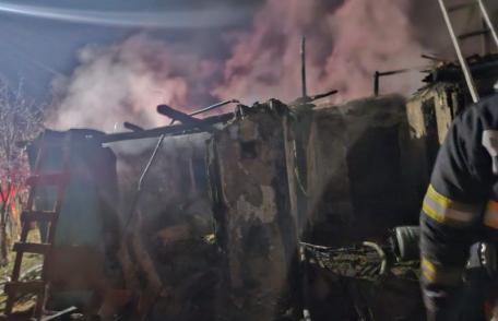 Pompierii botoșăneni au intervenit pentru a stinge un incendiu violent, de la o casă, provocat de un coș de fum defect