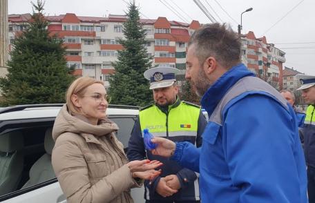 Polițiștii rutieri, împreună cu reprezentații Registrului Auto Român, au oferit mărțișoare doamnelor și domnișoarelor întâlnite în trafic – FOTO
