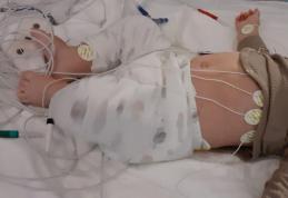 Speranță împachetată în două genți: Povestea disperată a unor părinți deciși să-și salveze bebelușul de leucemie