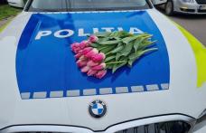 8 Martie cu flori și urări de la polițiștii rutieri - FOTO