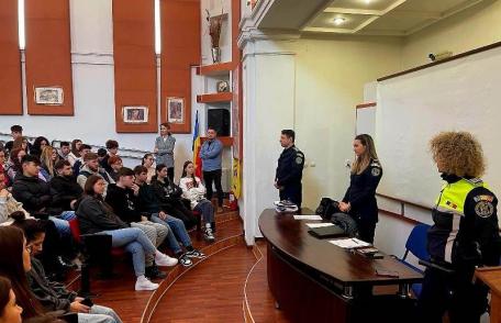 Caravana promovării profesiei de poliţist a poposit la Colegiul Naţional „Grigore Ghica” Dorohoi - FOTO
