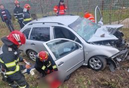 Accident mortal în apropierea localității Roma! O mașină a părăsit drumul și s-a izbit într-un copac - FOTO