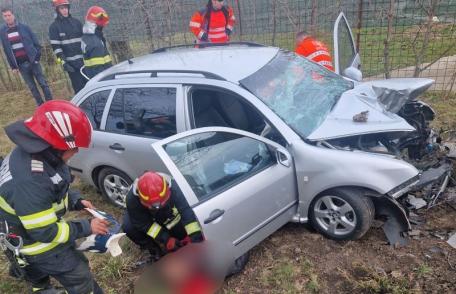 Accident mortal în apropierea localității Roma! O mașină a părăsit drumul și s-a izbit într-un copac - FOTO