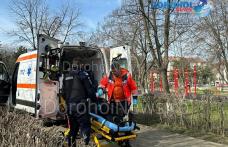Doi tineri au ajuns la spital după ce au fost găsiți aproape inconștienți în Parcul Cholet din Dorohoi - FOTO