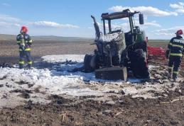 Tractor distrus după ce a fost cuprins de flăcări