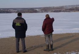Pescari moldoveni prinşi peste Prutul îngheţat