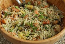 Salată cu fidea de orez, creveți, avocado și ou