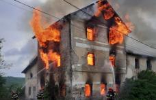 Fostă moară de cereale cuprinsă de un incendiu violent la Săveni