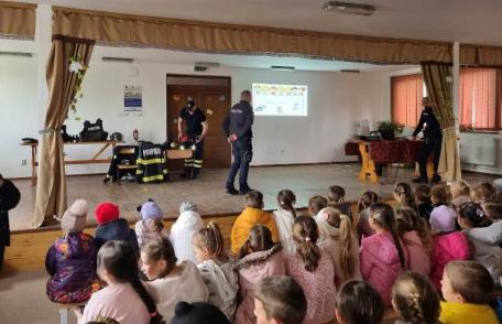 Activitate a polițiștilor din Hlipiceni, cu elevii din cadrul Școlii Gimnaziale „Dan Iordăchescu” - FOTO
