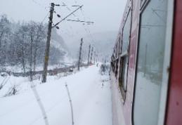 Exclusiv: Trenul Iași - Dorohoi, blocat în câmp de cinci ore