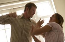 Soţii violenţi, daţi afară din casă. Azi se votează legea violenţei conjugale