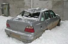Autoturism avariat de zăpada căzută de pe un bloc