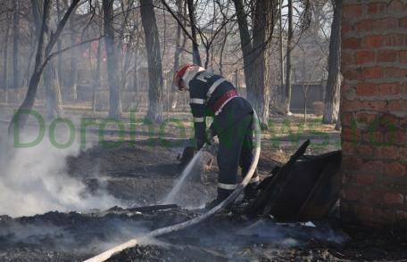 Zi de foc pentru pompierii dorohoieni: Incendiu în „Grădina de vară” şi la Pădureni