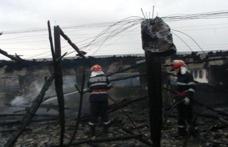 Pagube importante în urma unui incendiu izbucnit la un grajd de animale din Viişoara