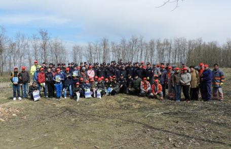 Aproximativ 2000 de puieţi plantaţi de angajaţi E.ON, elevi şi pompieri, la Vorona