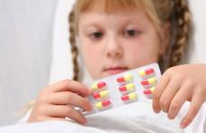 Medicamentele nu sunt bomboane Ce rişti dacă îi dai copilului tău pastile, fără să mergi la medic