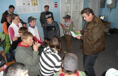 Acţiuni de voluntariat şi parteneriate între unităţile de învăţămănt din Borzeşti, Pomîrla şi Dersca [FOTO]