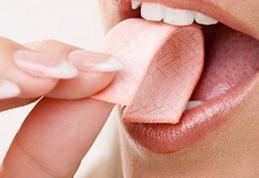 Ce se întâmplă când înghiţim guma de mestecat