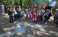 Zâmbete şi desene pe asfalt în prima zi de spectacol la Zilele Copilului Dorohoi