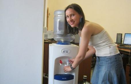 Inspecţia Muncii: Angajaţii trebuie să primească 2 - 4 litri de apă minerală