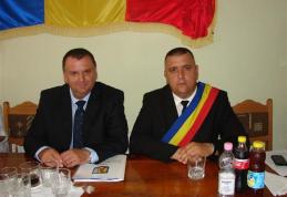 Andrei Dolineaschi, alături de Relu Tîrzioru care şi-a început vineri cel de-al treilea mandat la conducerea Primăriei Săveni