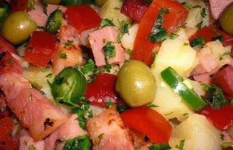 Salată cu suncă de pui și bacon