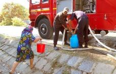 Locuitorii comunei Hilişeu Horia primesc apă cu cisternele pompierilor