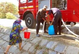 Locuitorii comunei Hilişeu Horia primesc apă cu cisternele pompierilor