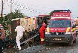 Patru persoane au ajuns la spital, după ce autocarul cu care călătoreau s-a răsturnat la Copălău