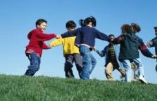 De ce este vital ca cei mici să se joace afară