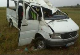 Accident cu zece victime la Suceava. Un microbuz s-a răsturnat pe câmp