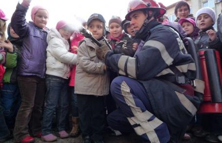 I.S.U. Botoşani vizitat de zeci de copii şi adulţi de Ziua Internaţională  pentru Reducerea Riscului Dezastrelor Naturale