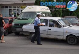 Accident produs de o mașină fără șofer în zona Centrului Vechi a oraşului Dorohoi