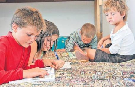Poveste sfâșietoare a unor copii din Botoșani care, datorită sărăciei, sunt nevoiți să aleagă cine merge la școală