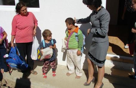 Promisiune onorată de vicepreşedintele CJ, Doina Federovici, faţă de copii din Băiceni - FOTO