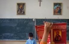 Manuale școlare pentru 2012-2013, acuzate de îndoctrinare religioasă