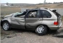 Tânără șoferiță ajunsă la spital după ce s-a dat pese cap cu un BMW X. Vezi cum arată mașina după accident!