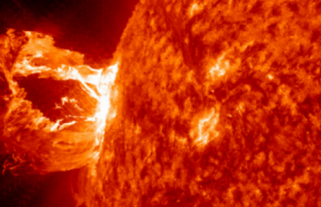 Puternica erupţie solară produsă luni a provocat deja o scurtă întrerupere a comunicaţiilor radio