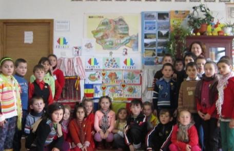 Școala Primară Nr. 5 Oroftiana: „Rămas bun, dragă toamnă!” / „La mulți ani, România!” - FOTO