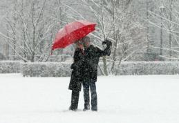 Moş Nicolae vine cu zăpadă în toată ţara, Moş Crăciun vine cu umbrela