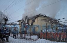 Pompierii dorohoieni la datorie: Etajul unei locuinţe din Dorohoi distrus de un incendiu – VIDEO/FOTO