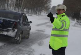 Peste 160 de poliţişti acţionează pentru restabilirea circulaţiei pe drumurile afectate de zăpadă