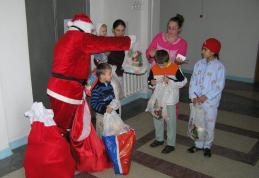 Copiii internaţi la secţia de pediatrie a Spitalului Municipal Dorohoi, vizitaţi de Moş Crăciun