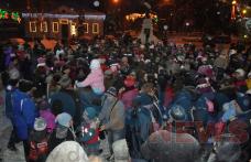 Moș Crăciun a venit la Dorohoi cu sania trasă de doi ponei - FOTO