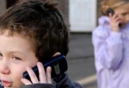 Studiu: Telefonul mobil, un pericol pentru cei mici