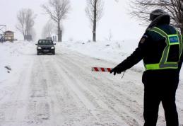 Peste 100 de poliţişti acţionează pentru restricţionarea circulaţiei pe drumurile afectate de zăpadă