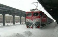 Pe cale ferată nu sunt linii închise, dar circulaţia trenurilor se desfăşoară în condiţii de iarnă