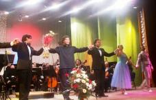 Prefectul a oferit un coş de flori artiştilor din Concertul pentru Anul Nou
